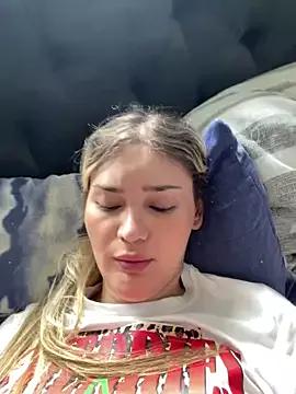 Discover our girls online shows and discover the company of countless livestreamers, with stunning shapes, sex toys and more.