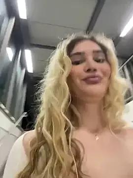 Discover our girls online shows and discover the company of countless livestreamers, with stunning shapes, sex toys and more.