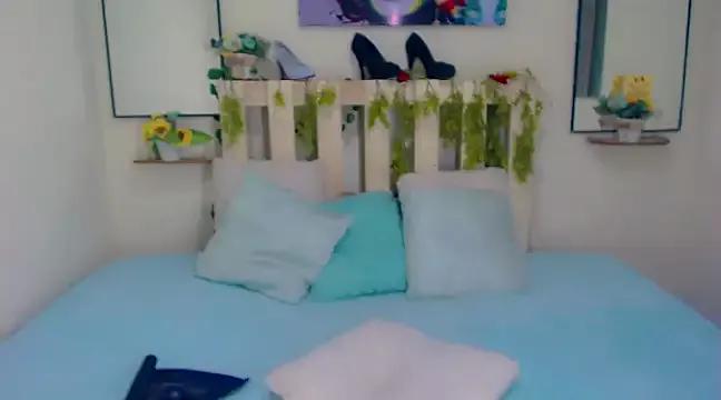 Discover our girls online shows and discover the company of countless livestreamers, with stunning shapes, sex toys and more.