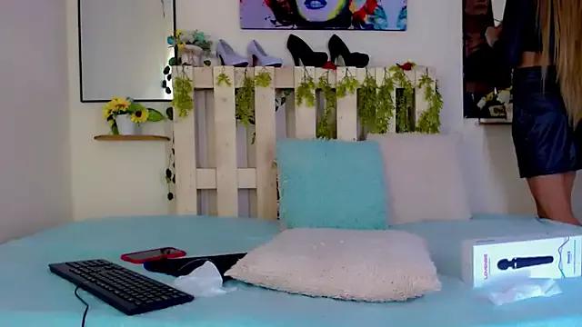 Discover our girls online shows and discover the company of countless livestreamers, with stunning shapes, sex toys and more.