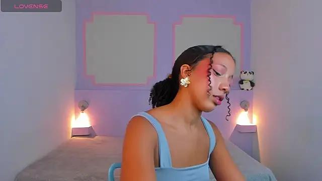 Discover our girls online shows and discover the company of countless livestreamers, with stunning shapes, sex toys and more.