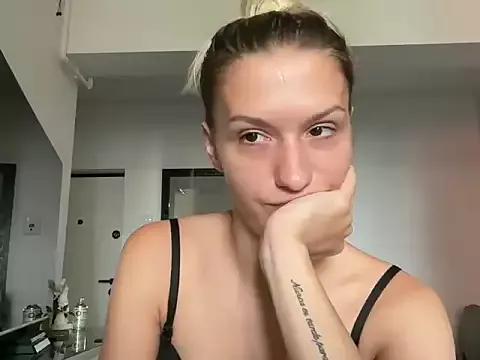 Discover our girls online shows and discover the company of countless livestreamers, with stunning shapes, sex toys and more.