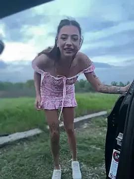 Discover our girls online shows and discover the company of countless livestreamers, with stunning shapes, sex toys and more.