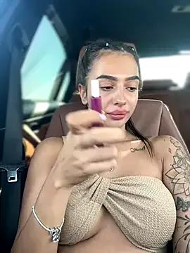 Discover our girls online shows and discover the company of countless livestreamers, with stunning shapes, sex toys and more.