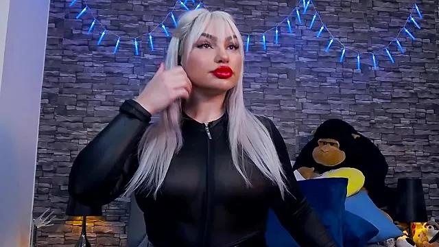Discover our girls online shows and discover the company of countless livestreamers, with stunning shapes, sex toys and more.