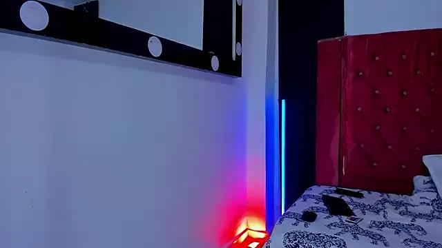 Discover our girls online shows and discover the company of countless livestreamers, with stunning shapes, sex toys and more.