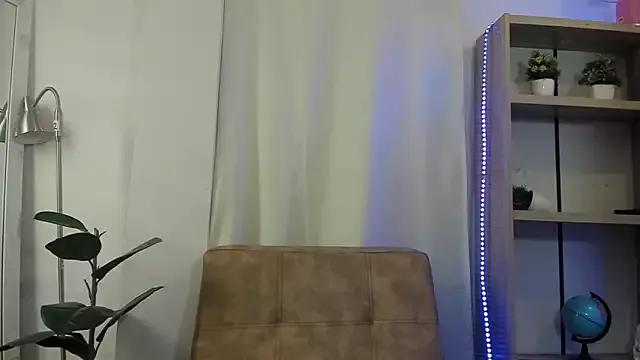 Discover our girls online shows and discover the company of countless livestreamers, with stunning shapes, sex toys and more.