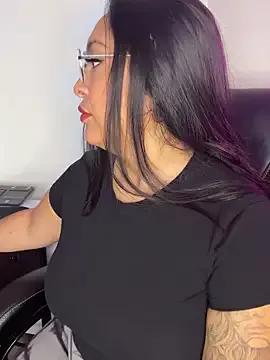 Discover our girls online shows and discover the company of countless livestreamers, with stunning shapes, sex toys and more.