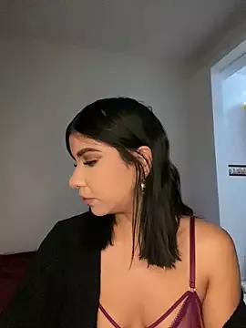 Discover our girls online shows and discover the company of countless livestreamers, with stunning shapes, sex toys and more.