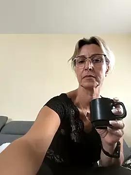 laura1076 from StripChat is Freechat