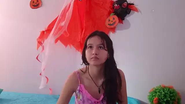 Discover our girls online shows and discover the company of countless livestreamers, with stunning shapes, sex toys and more.