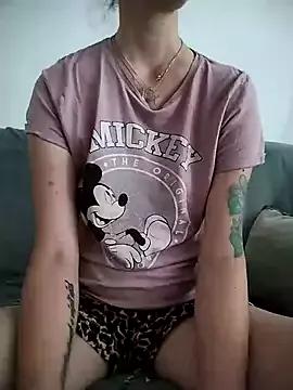 Discover our girls online shows and discover the company of countless livestreamers, with stunning shapes, sex toys and more.