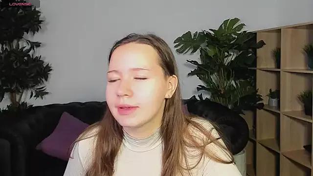 Discover our girls online shows and discover the company of countless livestreamers, with stunning shapes, sex toys and more.