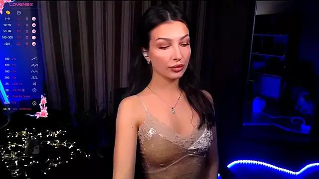 Discover our girls online shows and discover the company of countless livestreamers, with stunning shapes, sex toys and more.