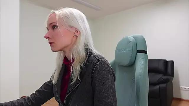 Discover our girls online shows and discover the company of countless livestreamers, with stunning shapes, sex toys and more.