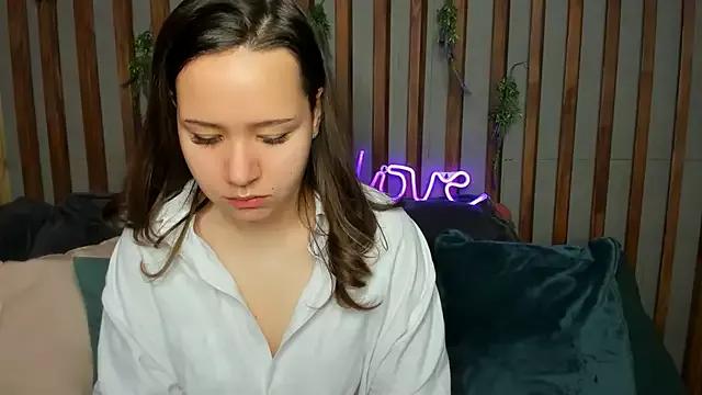 Discover our girls online shows and discover the company of countless livestreamers, with stunning shapes, sex toys and more.