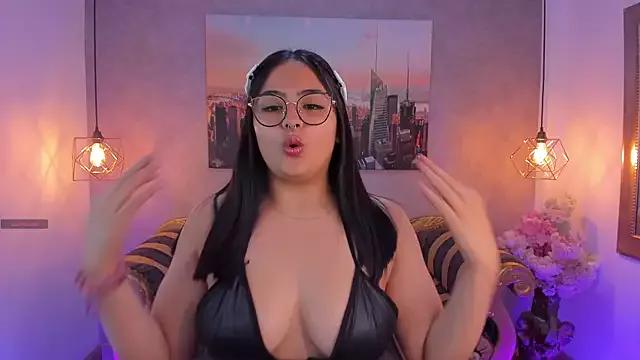 Discover our girls online shows and discover the company of countless livestreamers, with stunning shapes, sex toys and more.