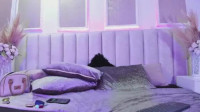 Discover our girls online shows and discover the company of countless livestreamers, with stunning shapes, sex toys and more.