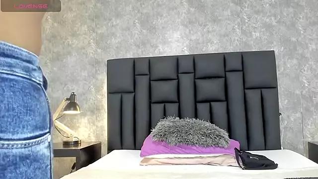 Discover our girls online shows and discover the company of countless livestreamers, with stunning shapes, sex toys and more.