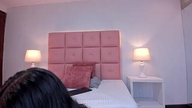 Discover our girls online shows and discover the company of countless livestreamers, with stunning shapes, sex toys and more.