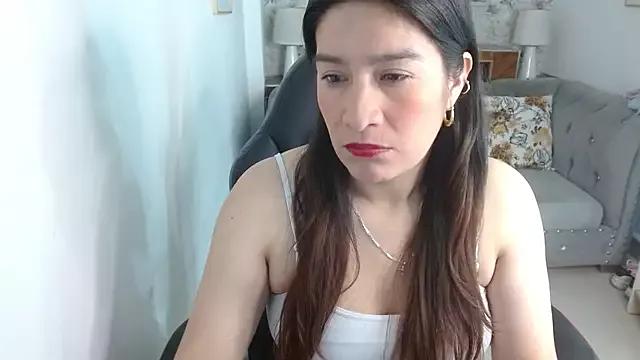 Discover our girls online shows and discover the company of countless livestreamers, with stunning shapes, sex toys and more.