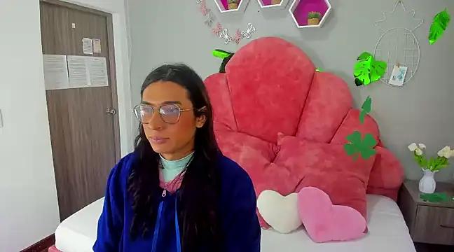 Discover our girls online shows and discover the company of countless livestreamers, with stunning shapes, sex toys and more.