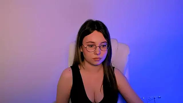 Discover our girls online shows and discover the company of countless livestreamers, with stunning shapes, sex toys and more.