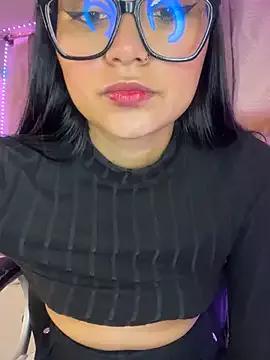 Discover our girls online shows and discover the company of countless livestreamers, with stunning shapes, sex toys and more.