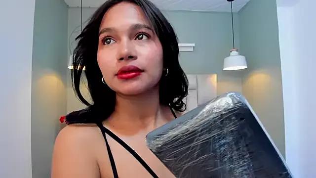 Discover our girls online shows and discover the company of countless livestreamers, with stunning shapes, sex toys and more.