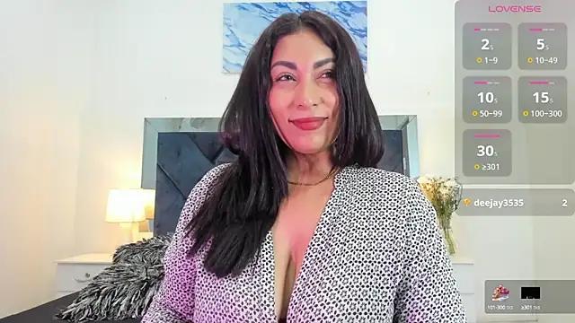 Discover our girls online shows and discover the company of countless livestreamers, with stunning shapes, sex toys and more.