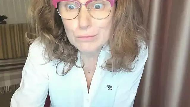 lauraoven from StripChat is Freechat