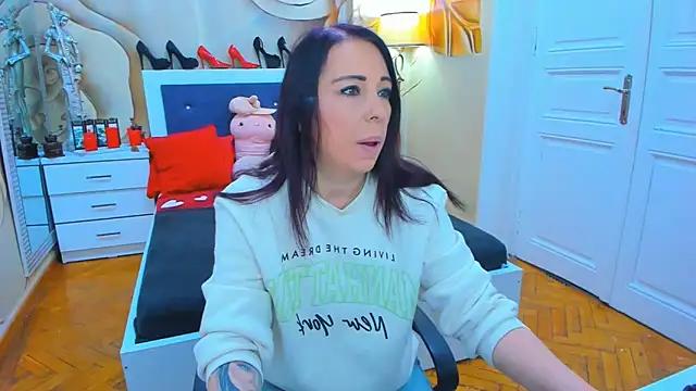Discover our girls online shows and discover the company of countless livestreamers, with stunning shapes, sex toys and more.