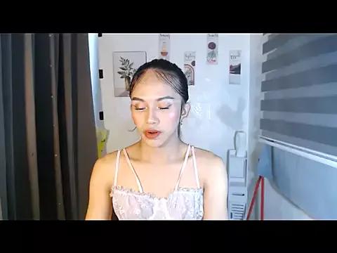 Discover our girls online shows and discover the company of countless livestreamers, with stunning shapes, sex toys and more.