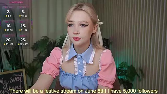 Discover our girls online shows and discover the company of countless livestreamers, with stunning shapes, sex toys and more.