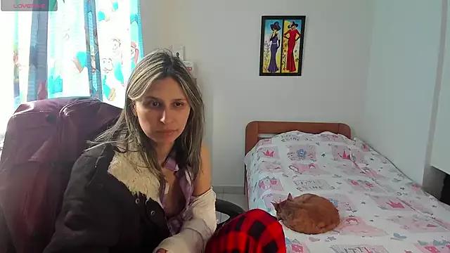Discover our girls online shows and discover the company of countless livestreamers, with stunning shapes, sex toys and more.