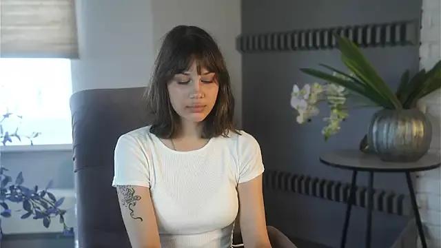 Discover our girls online shows and discover the company of countless livestreamers, with stunning shapes, sex toys and more.