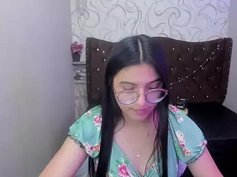 Discover our girls online shows and discover the company of countless livestreamers, with stunning shapes, sex toys and more.
