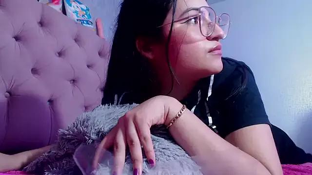 Discover our girls online shows and discover the company of countless livestreamers, with stunning shapes, sex toys and more.