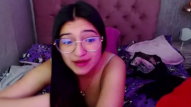 Discover our girls online shows and discover the company of countless livestreamers, with stunning shapes, sex toys and more.