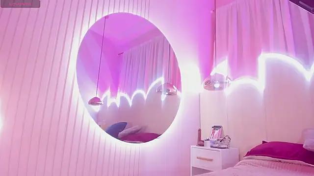 Discover our girls online shows and discover the company of countless livestreamers, with stunning shapes, sex toys and more.