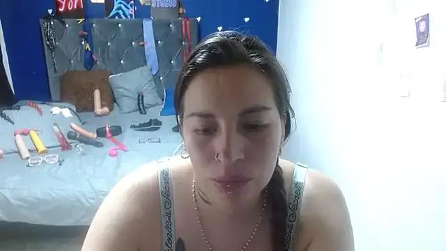 Discover our girls online shows and discover the company of countless livestreamers, with stunning shapes, sex toys and more.