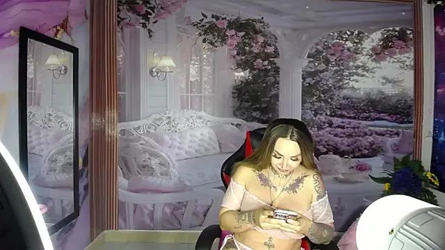 Discover our girls online shows and discover the company of countless livestreamers, with stunning shapes, sex toys and more.