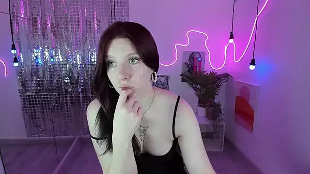 Discover our girls online shows and discover the company of countless livestreamers, with stunning shapes, sex toys and more.