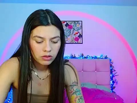 Discover our girls online shows and discover the company of countless livestreamers, with stunning shapes, sex toys and more.