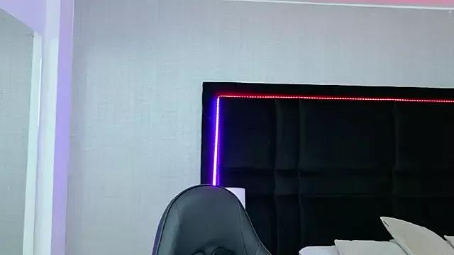 Discover our girls online shows and discover the company of countless livestreamers, with stunning shapes, sex toys and more.