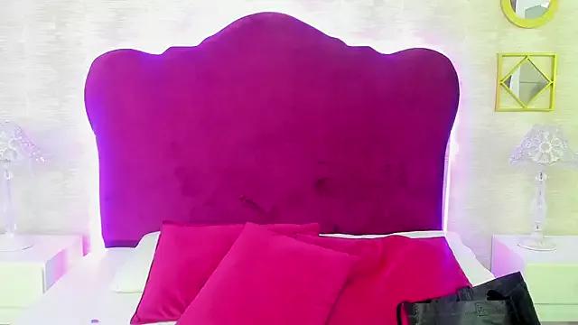 Discover our girls online shows and discover the company of countless livestreamers, with stunning shapes, sex toys and more.