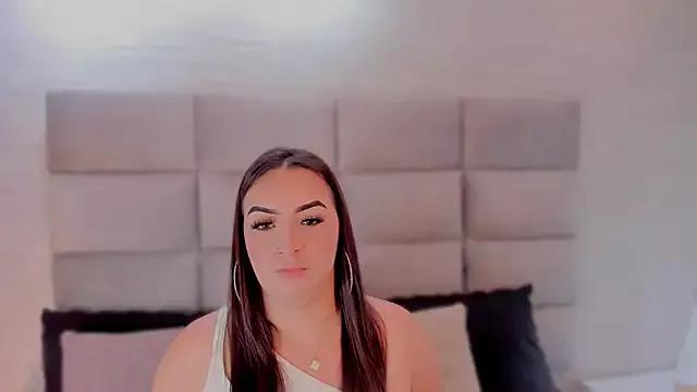 Discover our girls online shows and discover the company of countless livestreamers, with stunning shapes, sex toys and more.