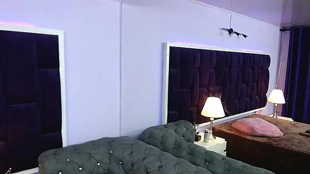 Discover our girls online shows and discover the company of countless livestreamers, with stunning shapes, sex toys and more.