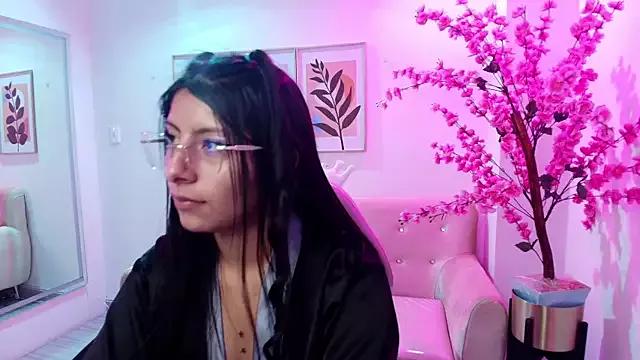 Discover our girls online shows and discover the company of countless livestreamers, with stunning shapes, sex toys and more.