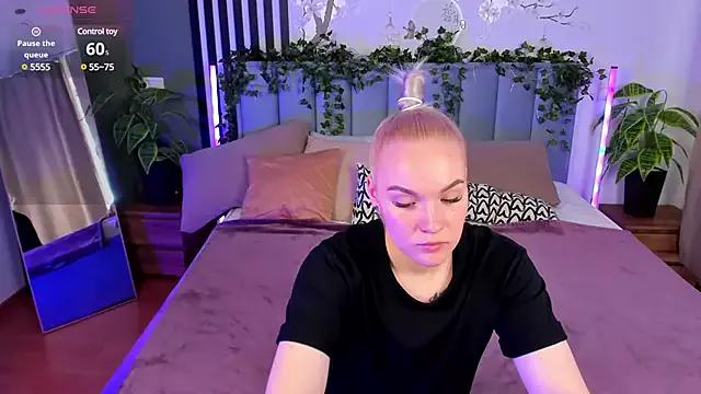 Discover our girls online shows and discover the company of countless livestreamers, with stunning shapes, sex toys and more.